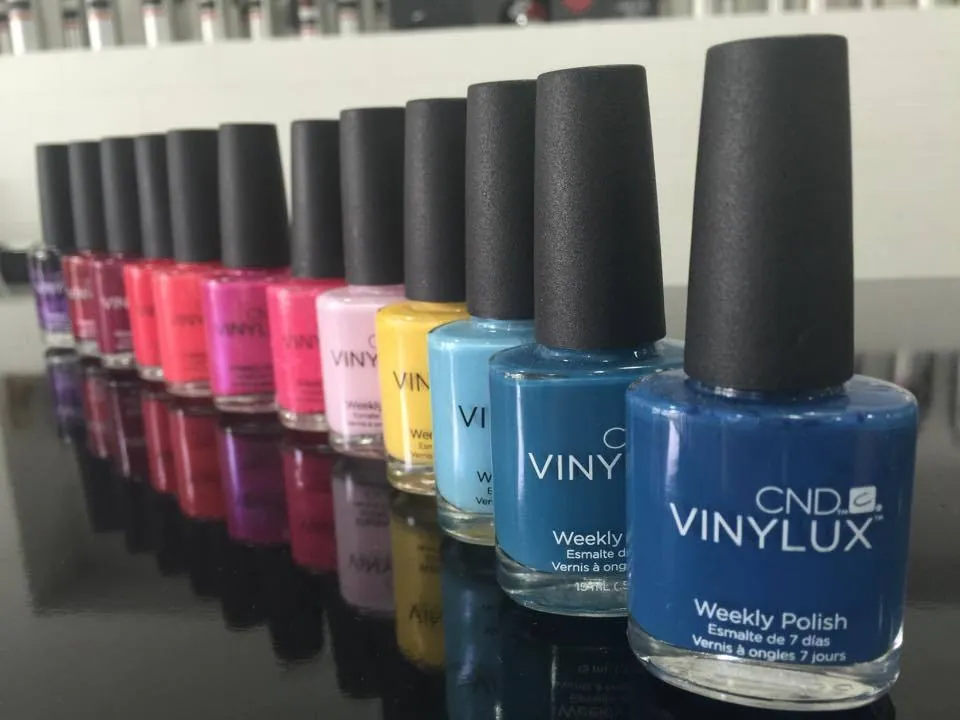 Fila di smalti CND Vinylux colorati sul bancone